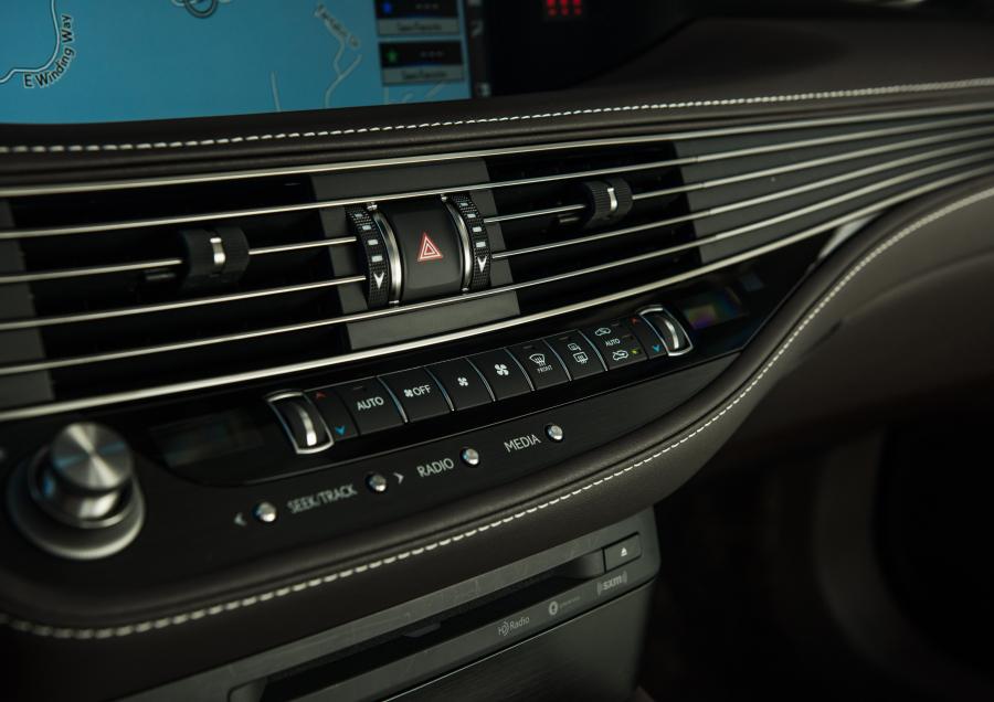 Детали интерьера Lexus LS500 2017 года  (NA) (фото 26 из 67)